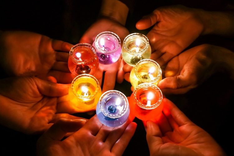 Gyertyak_gyasz_candles-in-dark-1706056_1920_Pixabay_v
