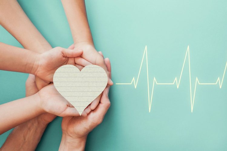 sziv_EKG_kezek_heart-7751749_1280_Pixabay